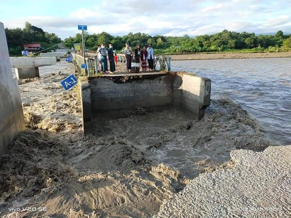ကျောက်ထုမြို့၌ မိုးရွာသွန်းပြီး ချောင်းရေတိုက်စားမှုကြောင့် ဂုံဘိုတံတား ချဉ်းကပ်လမ်းပျက်စီး