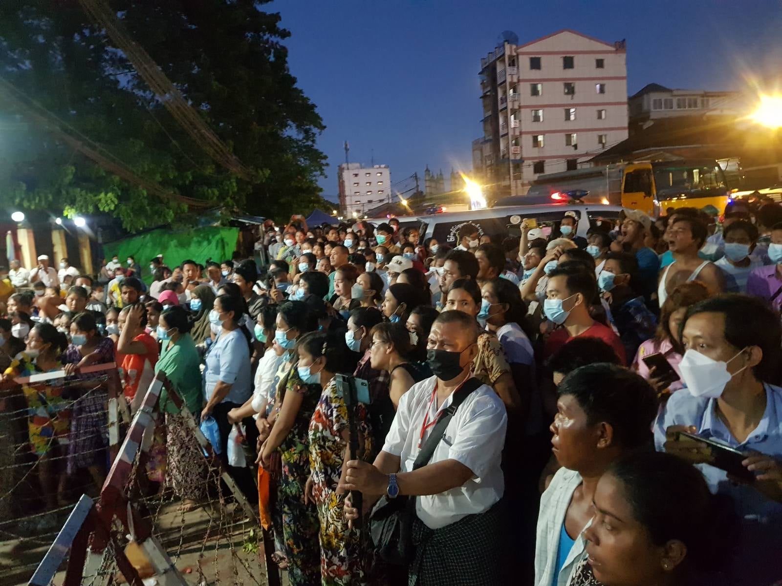 ပြန်လွတ်လာမည့် နိုင်ငံရေးအကျဉ်းသားများကို  မိသားစုများက အင်းစိန်ထောင်ရှေ့တွင် ညဘက်အထိ စောင့်မျှော်နေ