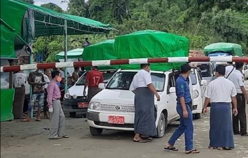 ဖားကန့်သို့သွားသည့် မော်တော်ယာဉ်လိုင်းကားများပေါ်မှ ဆန်နှင့် ဆီများကို စစ်တပ်က သိမ်းယူ