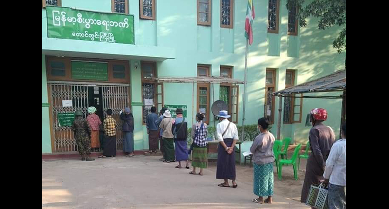 တောင်တွင်းကြီး စီးပွားရေးဘဏ်၌ ပင်စင်လစာထုတ်ယူရန် အစောင့်စစ်သားများကို လာဘ်ငွေ ပေးရ