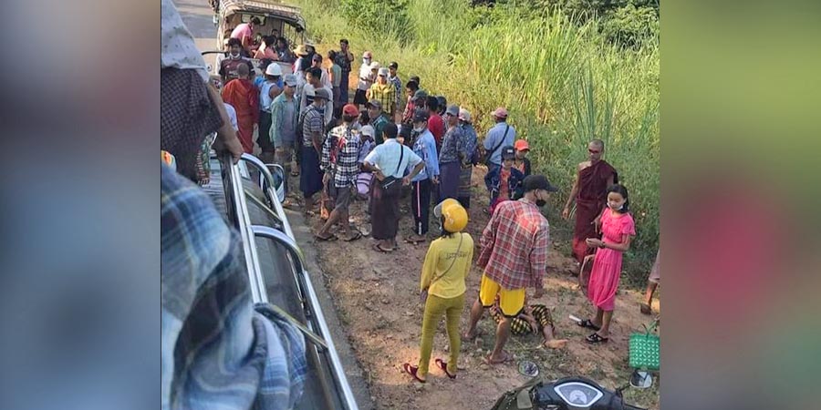 ကိုဗစ်ကာကွယ်ဆေး သွားထိုးမည့်သူများ စီးနင်းလာသည့်သုံးဘီးယာဉ် ချောက်ထဲကျ၊ ၂ ဦး သေဆုံး