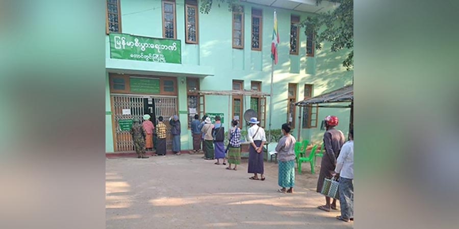 တောင်တွင်းကြီးတွင် ပင်စင်လစာထုတ်ရာ၌ ဘဏ်အစောင့်စစ်သားများကို လာဘ်ငွေယူနေ