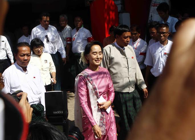 ဖြဲ႔စည္းပုံျပင္ေရး အစုိးရက မဆုိင္သလုိ ေနလုိ႔မရဟု ေဒၚေအာင္ဆန္းစုၾကည္ေျပာၾကား