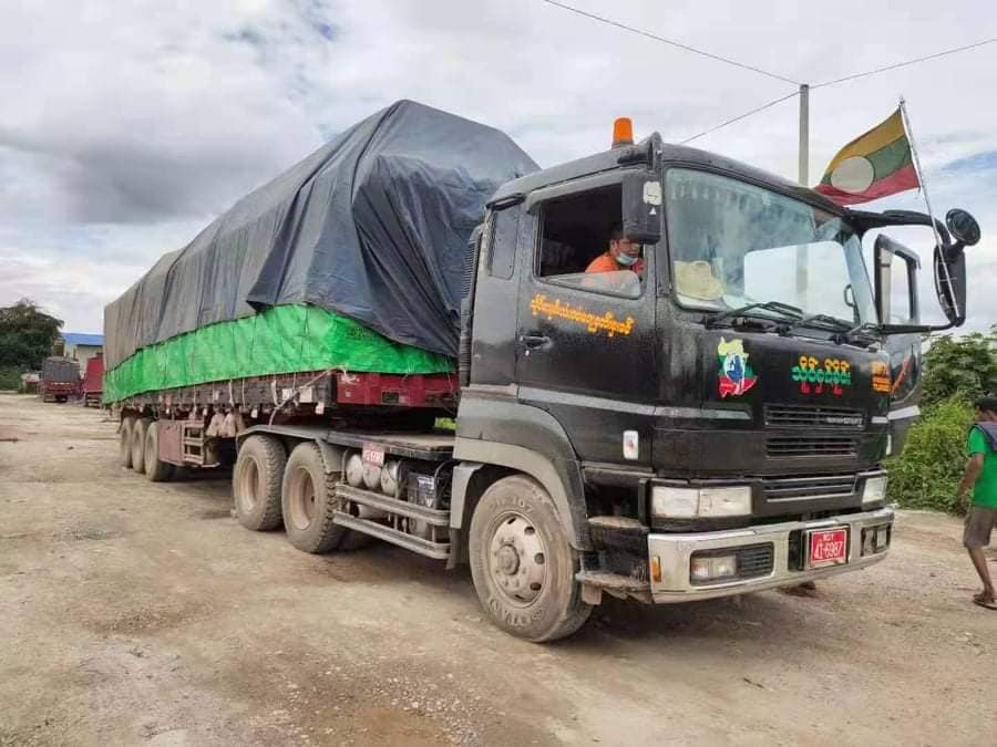 တရုတ်ဘက်ပိတ်မိ မြန်မာကုန်တင်ကားများ၏ ယာဉ်မောင်းမိသားစုများ စားဝတ်နေရေးခက်ခဲ