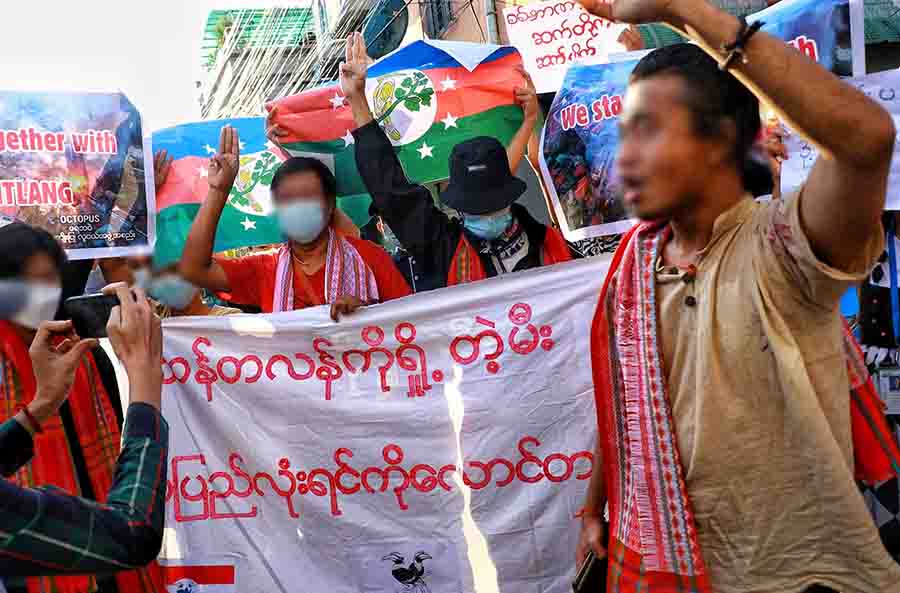 ရန်ကုန်တွင် စစ်အာဏာရှင်ကို တော်လှန်နေသည့် လူငယ်များ ဆန္ဒပြ