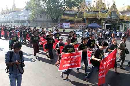 သတင္းလြတ္လပ္ခြင့္ရေရး ရန္ကုန္တြင္ ဆႏၵျပ