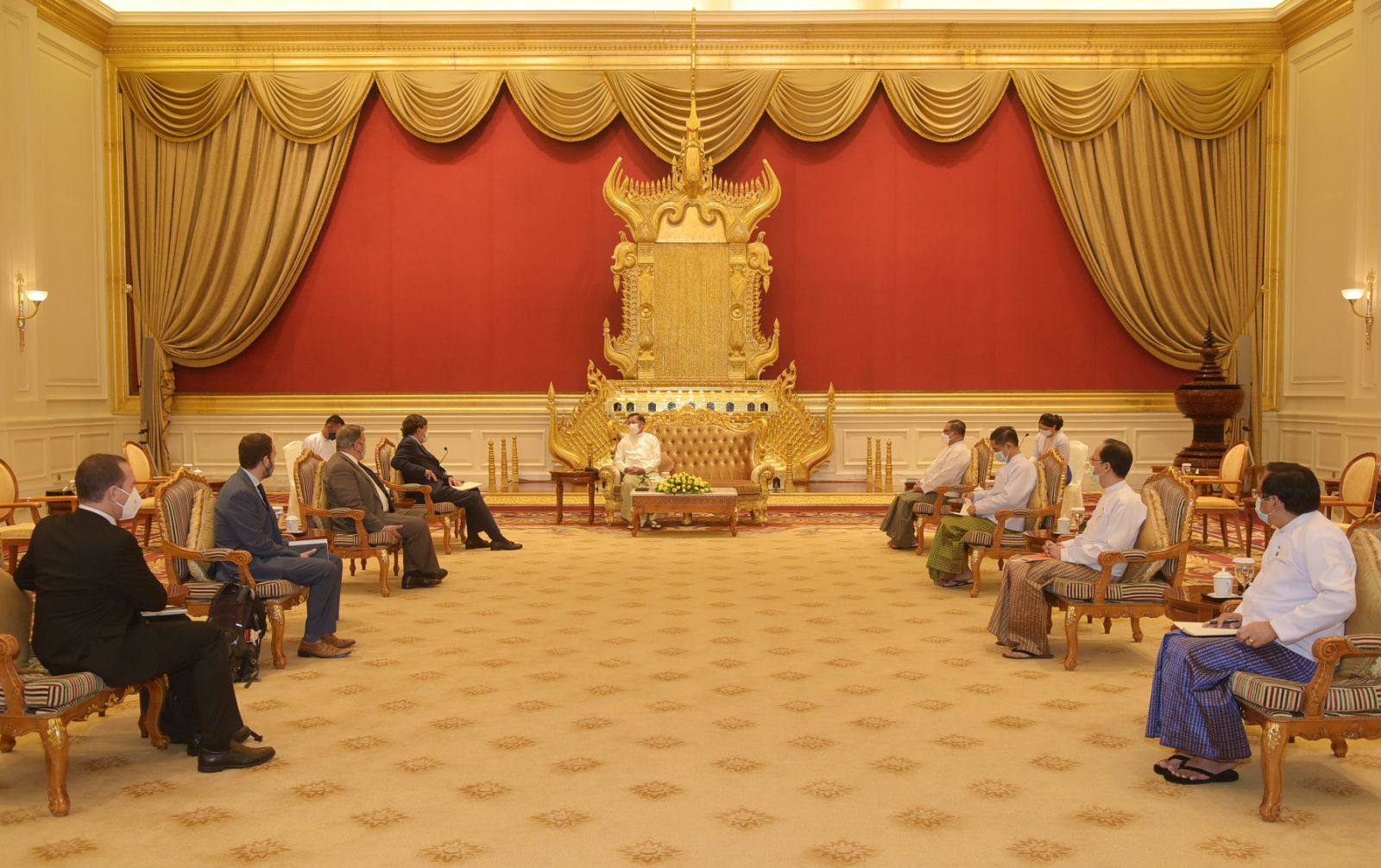 အမေရိကန်သံအမတ်ဟောင်း ဘီလ်ရစ်ချတ်ဆန်နှင့် စစ်ခေါင်းဆောင်တွေ့ဆုံ၊ ကိုဗစ် -၁၉ ကာကွယ်ဆေးကိစ္စဆွေးနွေး
