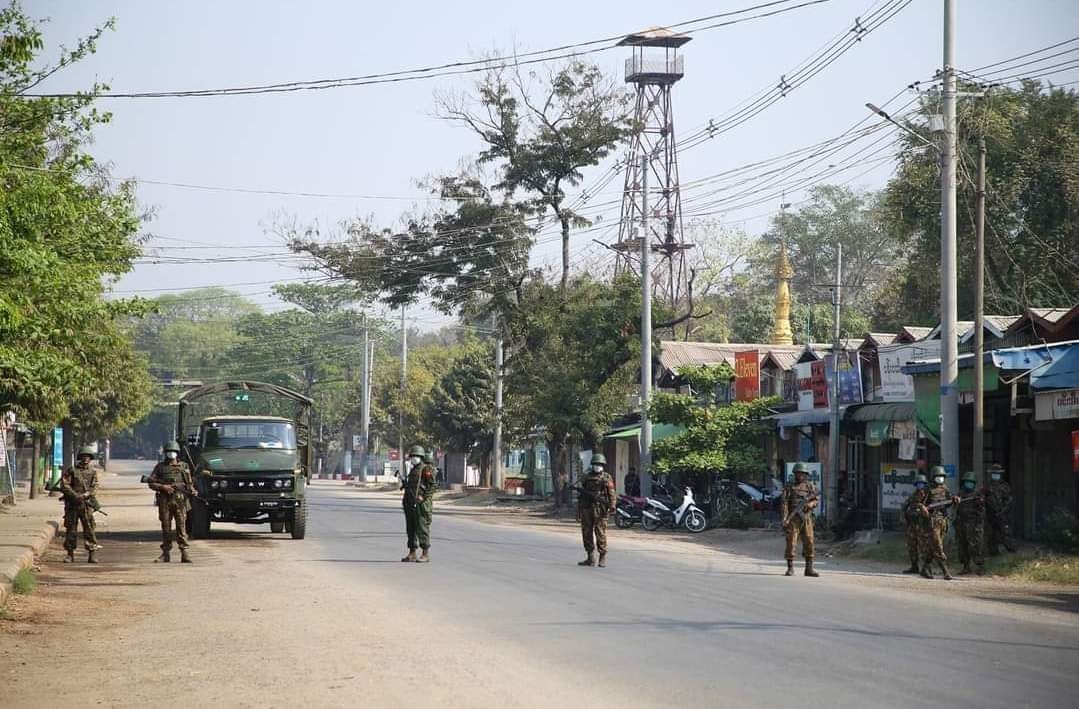 မကွေးနှင့် တောင်တွင်းကြီးတွင် ဆိုင်ကယ် ၂ ယောက်စီးသူများကို စစ်တပ်က ဖမ်းဆီးရိုက်နှက်နေ