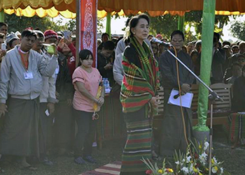 တီးတိန္တြင္ ေဒၚေအာင္ဆန္းစုၾကည္ ဖြဲ႔စည္းပုံျပင္ေရး ရွင္းလင္း
