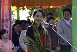 ေဒၚေအာင္ဆန္းစုၾကည္ ဖလမ္းလူထုကုိ မိန္႔ခြန္းေျပာမည္