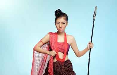 Miss Interglobal ပြိုင်ပွဲ၌ မြန်မာအလှမယ် ထက်ရွှေရည်၏ ဆလုံတိုင်းရင်းသူဝတ်စုံဖြင့် ယှဉ်ပြိုင်