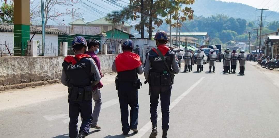 မိုးကုတ်မြို့တွင် စစ်ကောင်စီတပ်က ပြည်သူ ၃ ဦးကို ပစ်ခတ်ဖမ်းဆီး