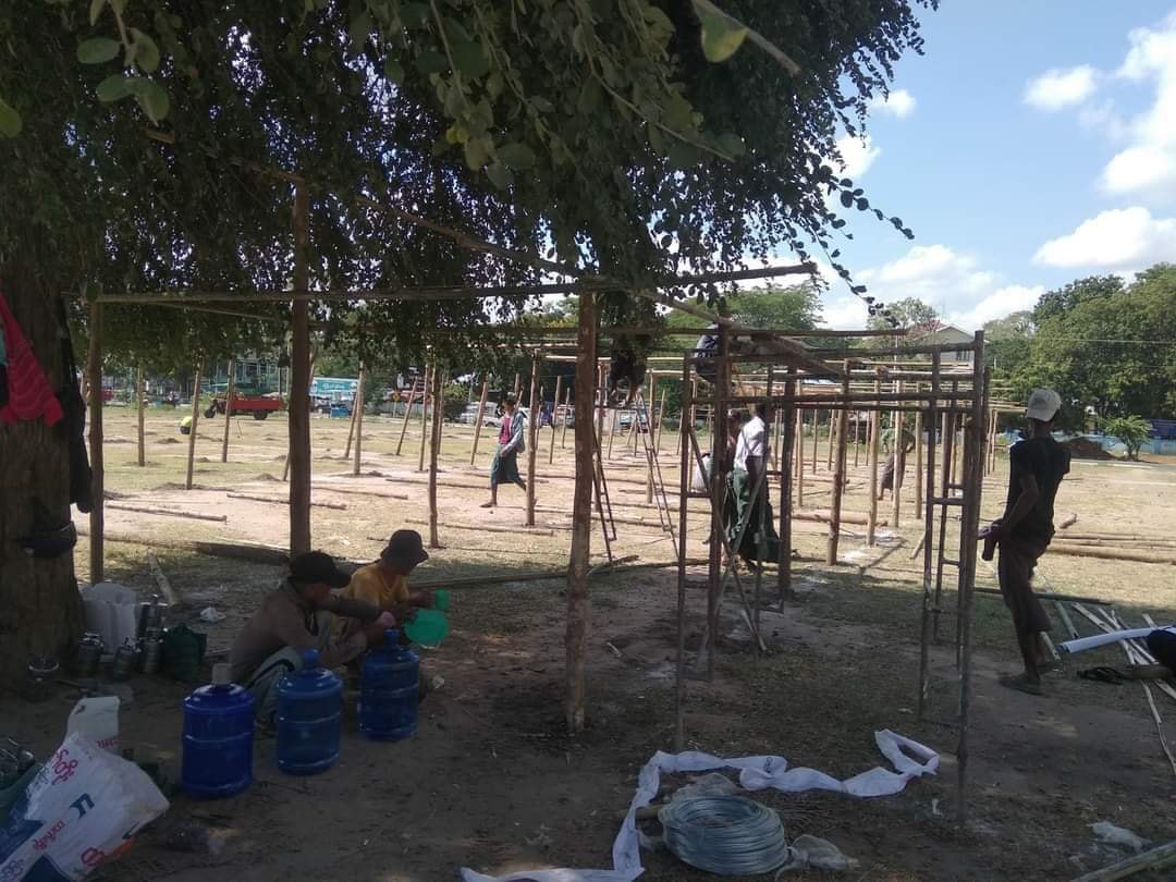 မီးလောင်နတ်မောက်မြို့မဈေး ဆိုင်ခန်းရှင်များအတွက် ယာယီစျေးဆောက်လုပ်နေ
