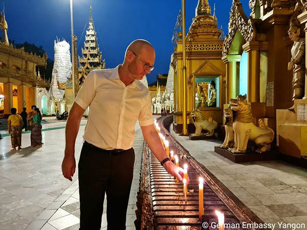 တန်ဆောင်မုန်းလပြည့်နေ့ ရွှေတိဂုံဘုရား၌ ဂျာမန်သံရုံးတာဝန်ခံက ဆီမီးထွန်းညှိပူဇော်ဆုတောင်း