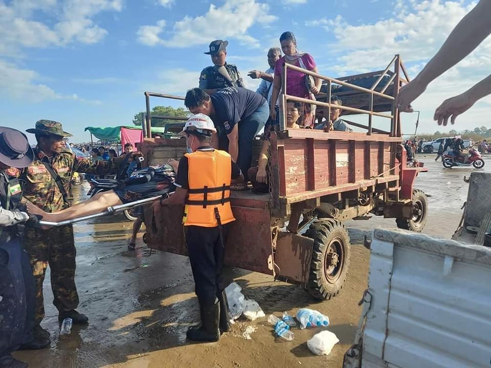 ကျိုက်နဲရေလယ်နတ်လမ်းတွင် ပင်လယ်ရေနှင့်မျောပါသွားသူ ၁၄ ဦးအလောင်း ဆယ်ယူရရှိ
