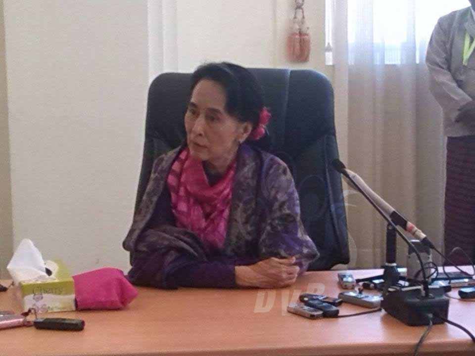 ေလးပြင့္ဆုိင္ေဆြးေႏြးေရး ဆက္ႀကိဳးပမ္းမည္ဟု ေဒၚေအာင္ဆန္းစုၾကည္ေျပာ (ဓာတ္ပုံ)