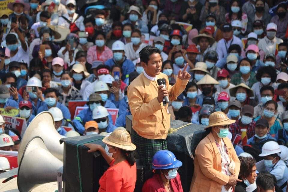 ရေဦးတွင် စစ်တပ်က လွှတ်တော်အမတ် ၂ ဦးဓာတ်ပုံပြပြီး ဒေသခံများကို ရိုက်နှက်မေးမြန်း