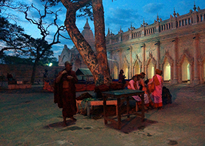 ျပာသိုလျပည့္ေန႔ အာနႏၵာဘုရား ဆြမ္းသပိတ္ပြဲ ျမင္ကြင္း
