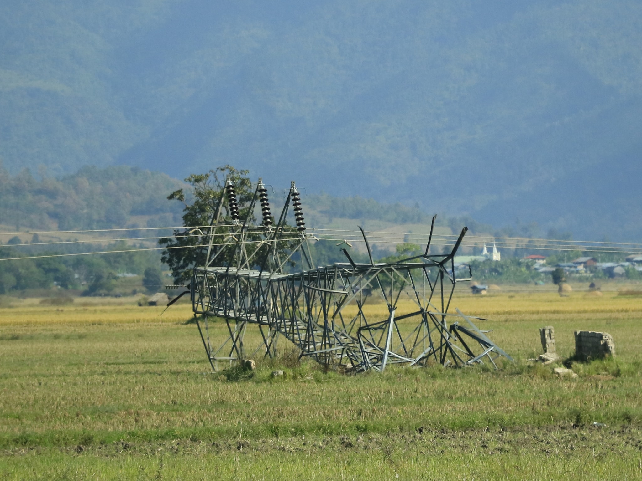 လွိုင်ကော်မြို့နယ်တွင် လျှပ်စစ်တာဝါတိုင်ကြီး ၂ တိုင် ဖျက်ဆီးခံရ
