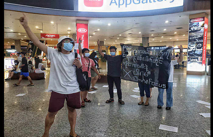 စစ်အာဏာရှင်ဆန့်ကျင်ရေး  မြန်မာပလာဇာ သပိတ် (ဓာတ်ပုံ)