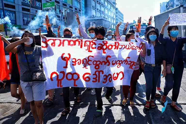 “အာဏာရှင်ဆိုတာ ဘယ်တော့မှအရှင်မထွက်ဘူး"ကြွေးကြော်သံဖြင့် ရန်ကုန်တွင်ဆန္ဒပြ (ဓာတ်ပုံ)