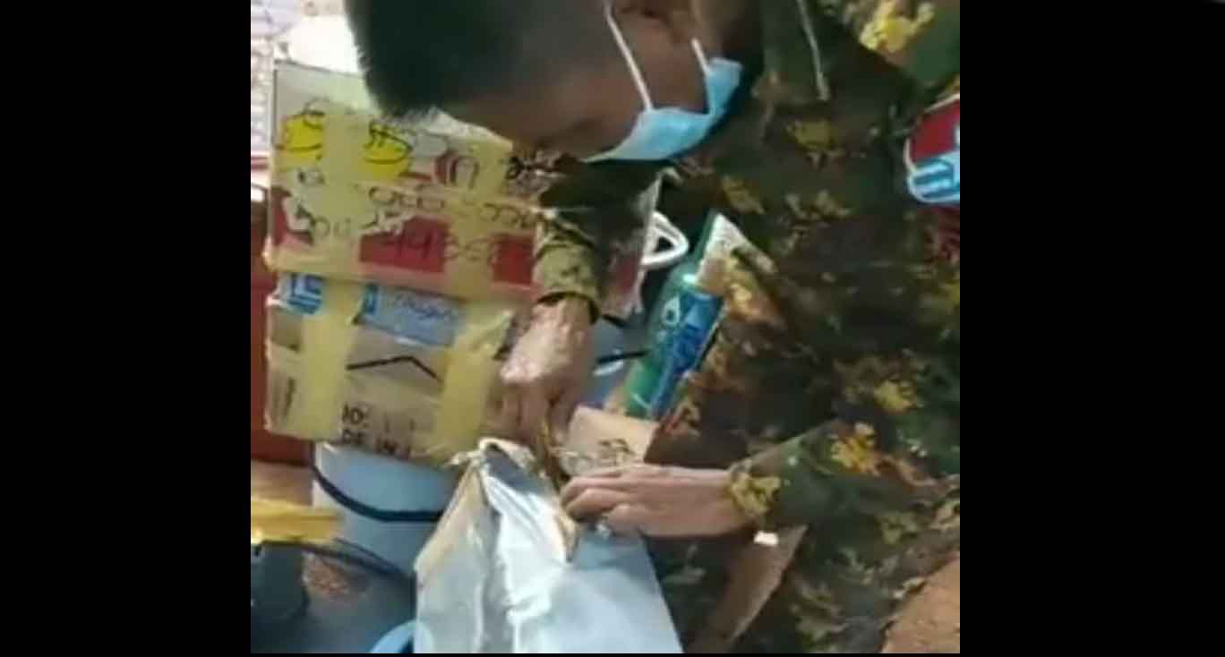 ကော့ကရိတ်ဂိတ်၌ ခရီးဆောင်အိတ်များကို စစ်တပ်က ဓားဖြင့်ထိုးခွဲစစ်ဆေး၊ ပစ္စည်းများ ပျက်စီး ပျောက်ဆုံး