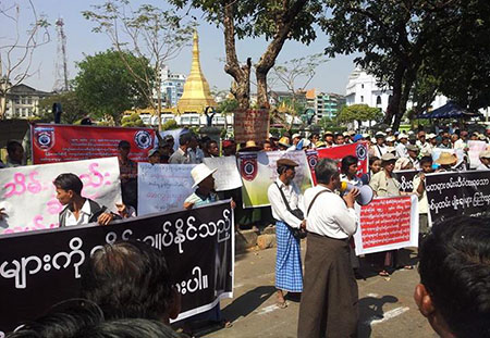 ရန္ကုန္ၿမိဳ႕ေတာ္ခန္းမေရွ႕ ေတာင္သူလယ္သမားမ်ား စုေပါင္းဆႏၵထုတ္ေဖာ္
