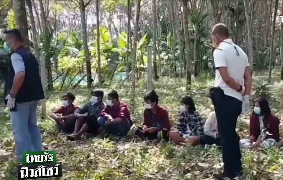 ထိုင်းနိုင်ငံတွင် မြန်မာရွေ့ပြောင်းလုပ်သား  ၂၀ ခန့် လိုက်ပါလာသည့်ကား ဓာတ်တိုင်ဝင်တိုက်