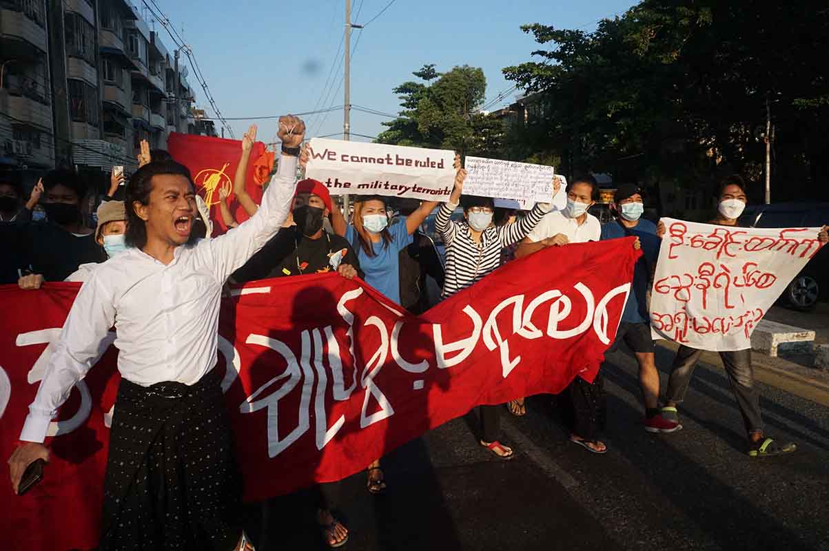 “လုံးဝအုပ်ချုပ်ခွင့်မရစေရ” ကြွေးကြော်သံနဲ့ ရန်ကုန်တွင်ဆန္ဒပြ