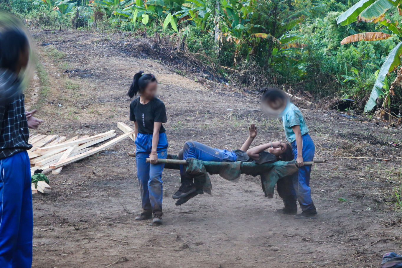တော်လှန်ရေးတပ်သားများ  တိုက်ပွဲအတွင်း အရေးပေါ်ကူညီကယ်ဆယ်ရေး လေ့ကျင့်  (ဓာတ်ပုံ)