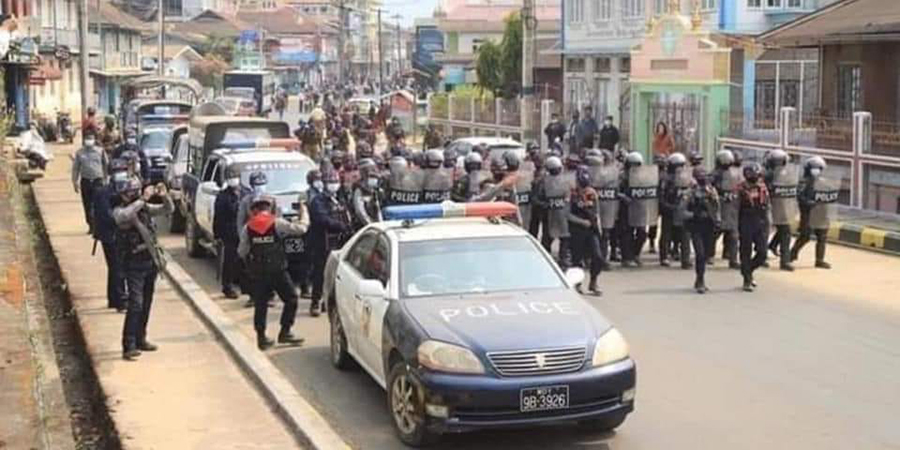မိုးကုတ်တွင် စစ်တပ်က ပစ်ခတ်ဖမ်းဆီးသဖြင့် ဆိုင်ကယ်စီး လူငယ် ၂ ဦး ဗုံးပစ်ထွက်ပြေး