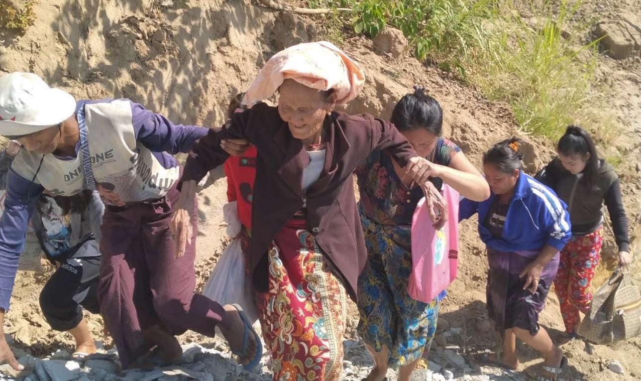 ထိုင်းနိုင်ငံဘက်သို့ မြန်မာစစ်ဘေးရှောင်များ ထွက်ပြေးတိမ်းရှောင်လာ