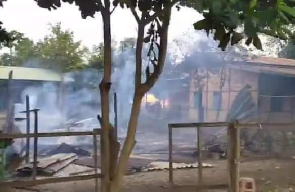 ဂန့်ဂေါမြို့နယ် နှမ်းခါးရွာကို စစ်တပ်က မီးရှို့