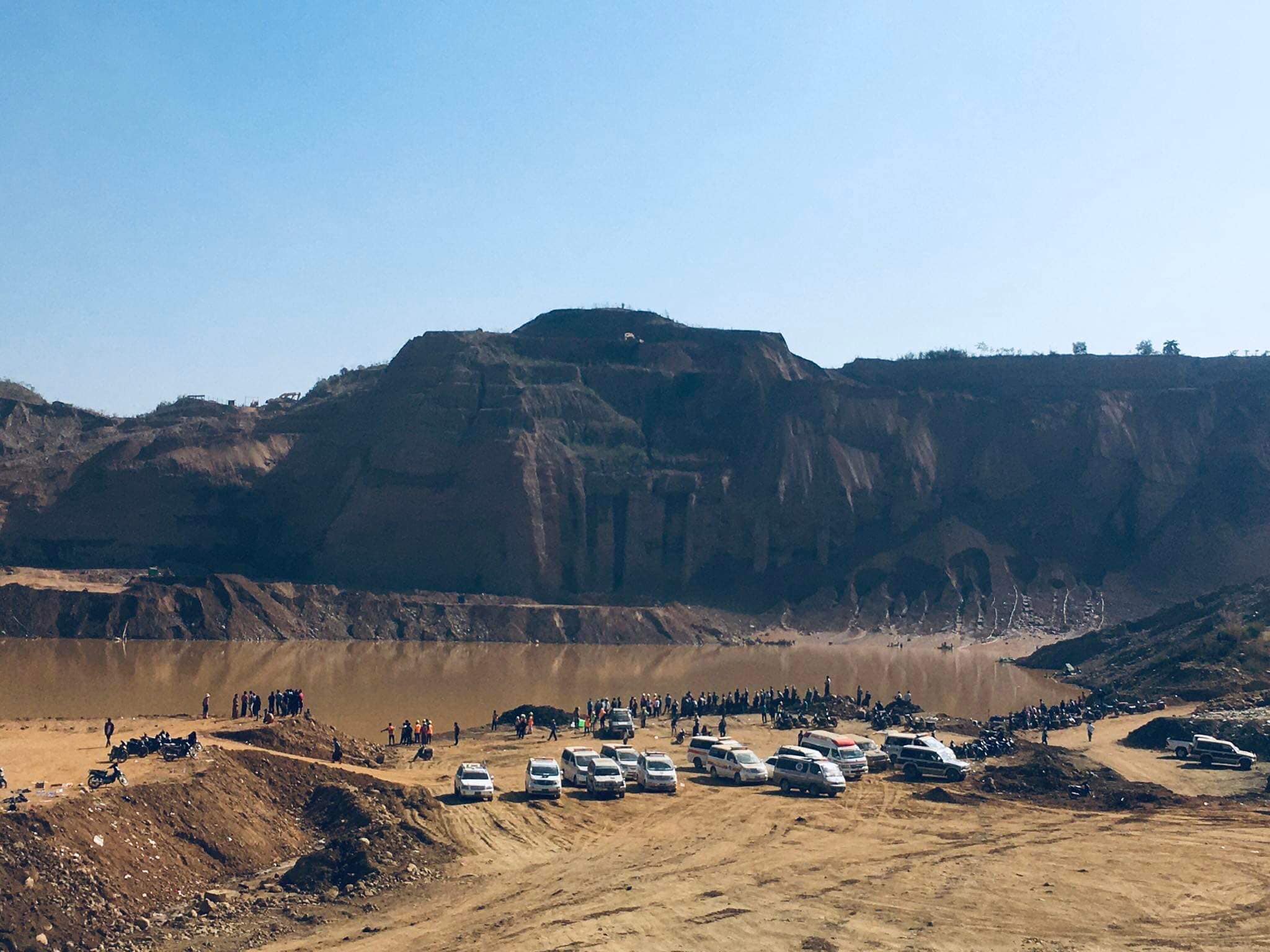 ဖားကန့်တွင် စွန့်ပစ်မြေစာပုံပြိုကျ၊ ရေမဆေးကျောက်ရှာသမား အချို့သေဆုံး