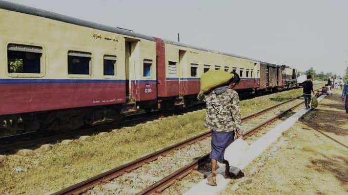 စဉ့်ကိုင်မြို့နယ် မီးရထားသံလမ်းပေါ် ဗုံးပေါက်ကွဲမှုကြောင့် ရထားတွဲချော်မှုဖြစ်