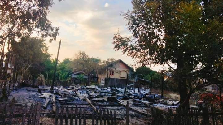 စမ်းမြို့ကျေးရွာက နေအိမ် ၃၀ ကျော်မီးရှို့ခံရသည့် ပြည်သူများ အကူအညီလိုအပ်