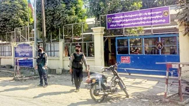 အမရပူရမြို့နယ် လဝကရုံး လက်လုပ်ဗုံးဖြင့် ပစ်ခံရ