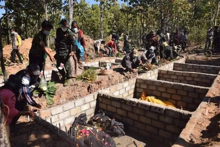 မိုဆိုကျေးရွာအနီး အစုအပြုံလိုက်မီးရှို့အသတ်ခံရသည့် ရုပ်လောင်း ၃၀ ကျော်ကို မြေမြှုပ်သင်္ဂြိုဟ်