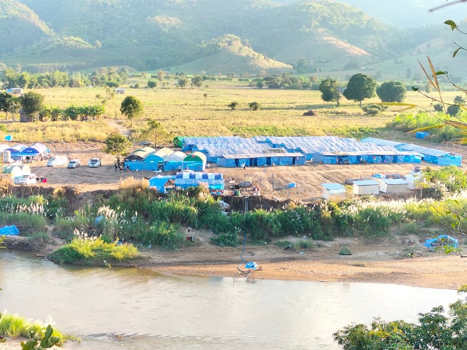 သောင်ရင်းမြစ်ဘေးတွင် ခိုလှုံနေသည့် စစ်ဘေးရှောင်ပြည်သူများ(ဓာတ်ပုံ)