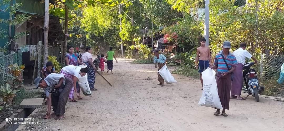 ဧရာဝတီတိုင်းတွင် ပြည်သူများကို စစ်ကောင်စီက အမှိုက်ကောက်ခိုင်းနေ