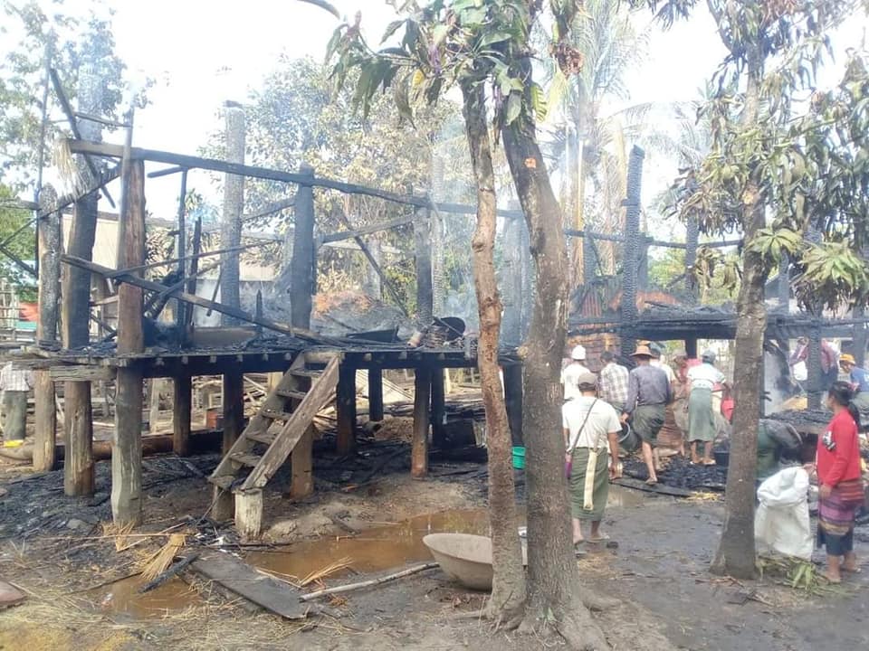 လေယာဉ်ဖြင့်ဗုံးကြဲမှုကြောင့် မိုးတားကြီးဒေသခံအချို့ဒဏ်ရာရပြီး နေအိမ် ၁၀ လုံး မီးလောင်