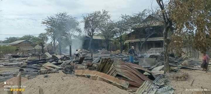 မြောင်မြို့နယ်၊ ဆွဲလဲအိုကျေးရွာရှိ နေအိမ် ၁၃ လုံးကို စစ်ကောင်စီတပ်က မီးရှို့