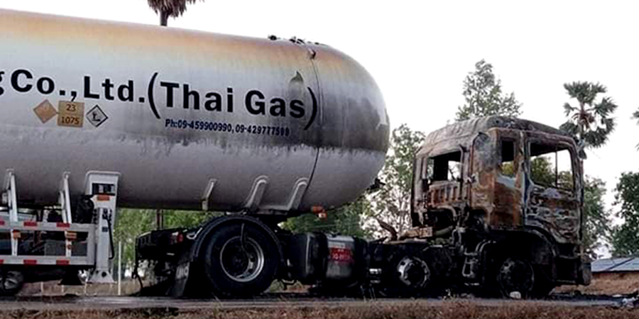 မြဝတီမြို့ ကွမ်းခြံကွေ့အနီး ဂက်စ်တင်ကား ၂ စီးပစ်ခတ်ခံခဲ့ရ၊ တစ်ဦးသေဆုံးပြီး ယာဉ်တစ်စီး မီးလောင်