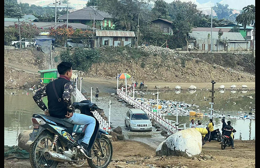 ကျောက်စိမ်းတူးလုပ်ငန်းများက စည်းကမ်းမဲ့ မြေစာစွန့်ပစ်နေသဖြင့် ဥရုချောင်းအတွင်း ရွှံနွံများ ပိတ်နေ