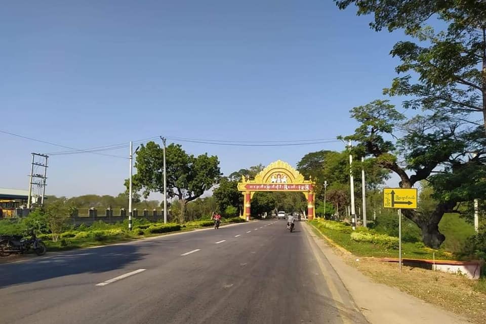 မုံရွာမြို့တောင်ဘက် မြေနဲရွာအနီး စစ်ကောင်စီယာဉ်တစ်စီး မိုင်းဆွဲခံရ