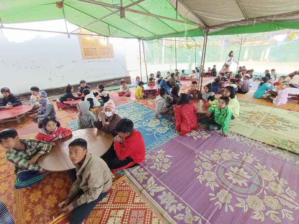 ကရင်နီ စစ်ဘေးရှောင် ကလေးငယ်များကို ယာယီကျောင်းများဖွင့်ပြီး စာသင်ပေးနေ