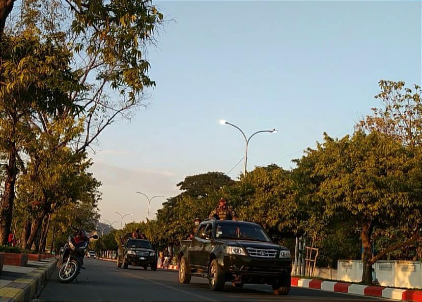 မန္တလေးကျုံးပတ်လည် စစ်ကောင်စီကားများ အချိန်ပြည့် လုံခြုံရေးတင်းကျပ် လှည့်လည်