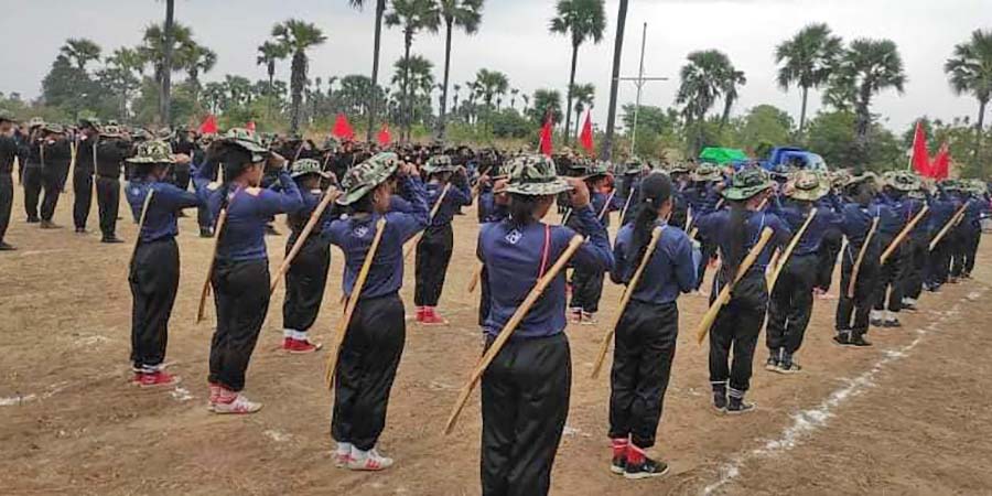 အမျိုးသမီးရဲဘော် ရာချီပါဝင်သည့် မြောက်ယမားပြည်သူ့ကာကွယ်ရေးတပ်ဖွဲ့ စစ်သင်တန်းဆင်းပွဲ (ဓာတ်ပုံ)