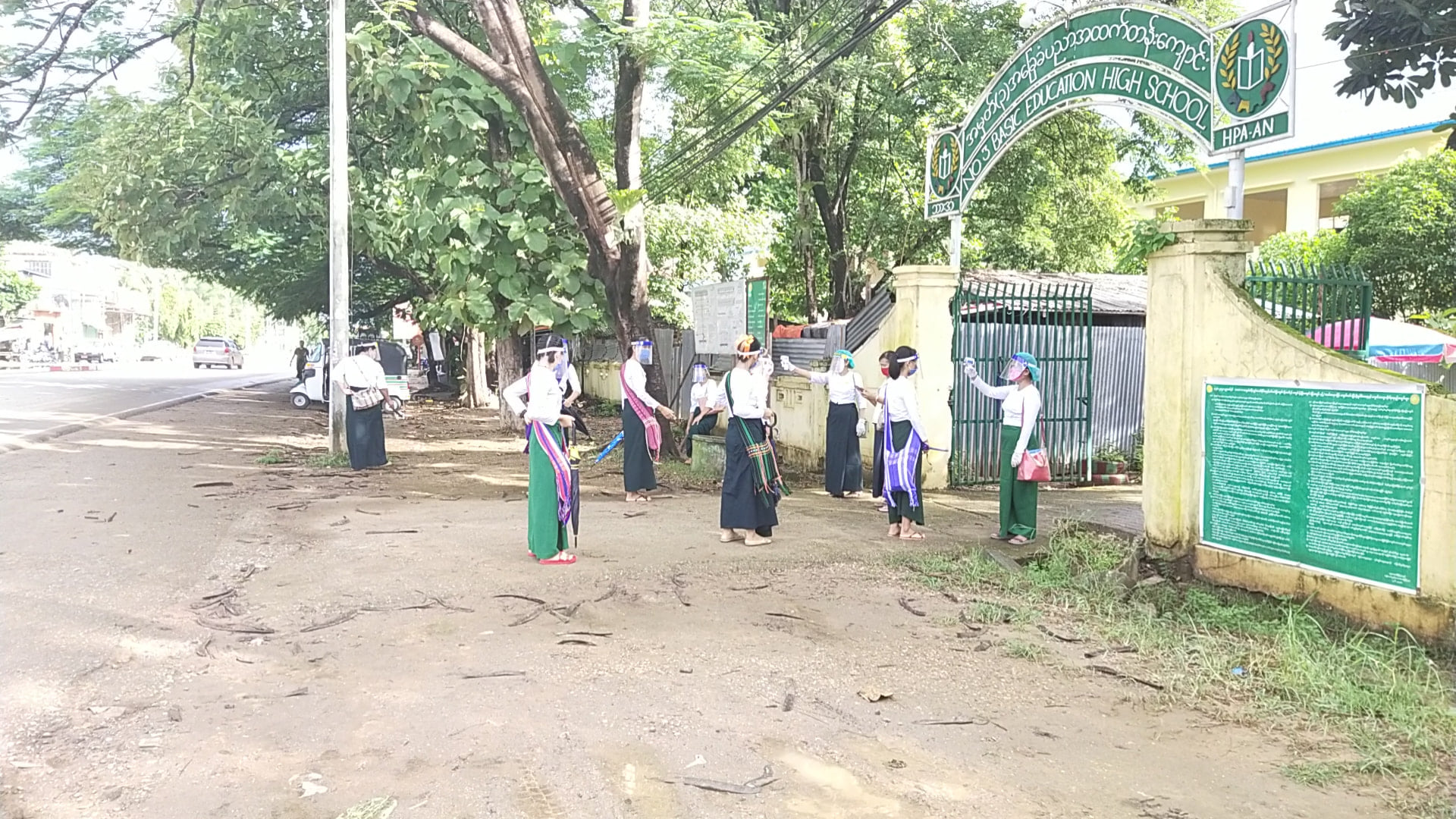 ဘားအံတွင် စာသင်ကျောင်းဝင်းအတွင်း စစ်ကောင်စီတပ်က ဘန်ကာများတည်ဆောက်နေ