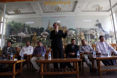 မေလးတြင္ ပစ္ခတ္ခံခဲ့ရမႈ ရခုိင္ေခါင္းေဆာင္မ်ား သတင္းစာရွင္းလင္း (ဓာတ္ပုံ)